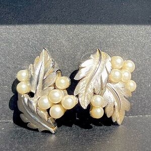 Trifari Vintage clip on earrings